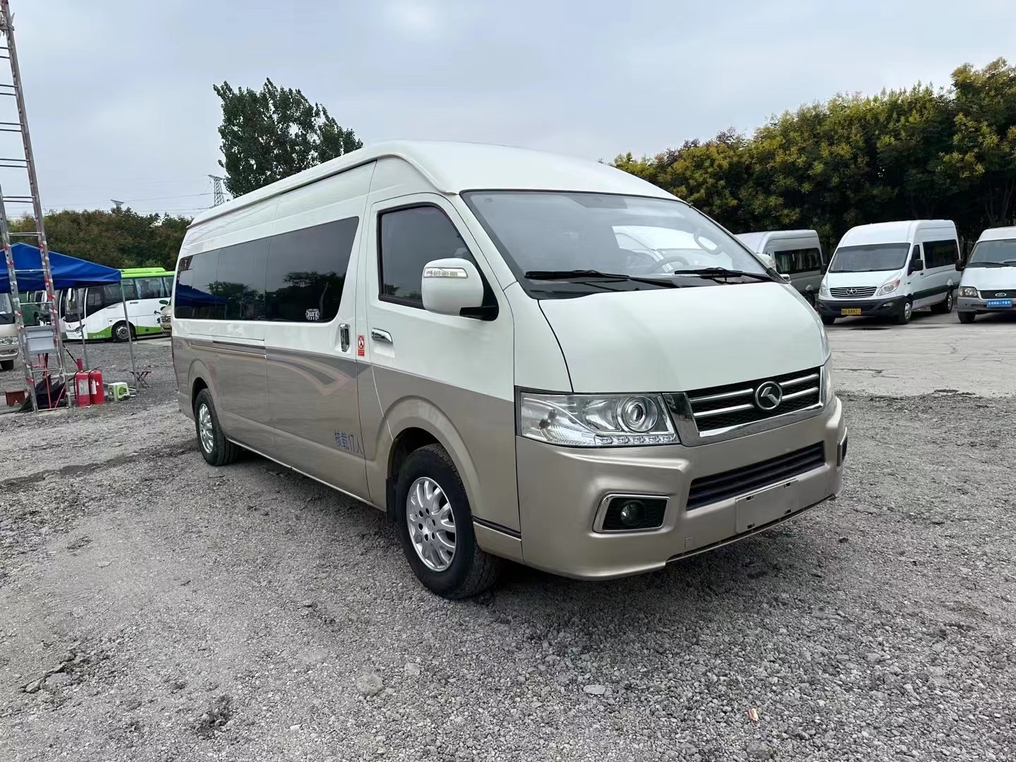 15-17 Seat Jinlong Mini Buses Comfortable and Affordable for Tourist Transportation