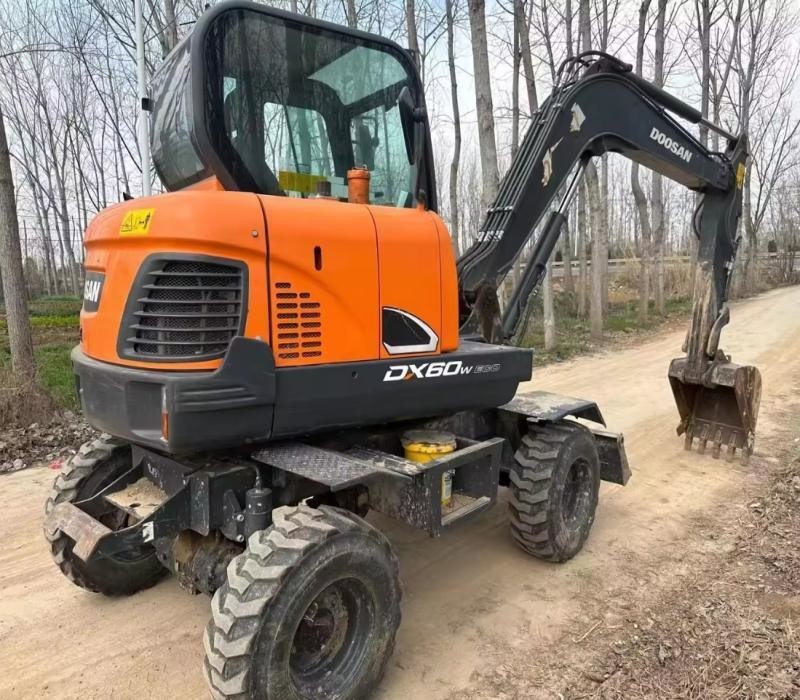 Pre Owned Doosan Wheel Excavator DX60W Total Transport Width 2000mm