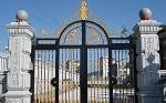 Waterproof Courtyard Iron Gates Powder Coated Frame Finishing Black Color