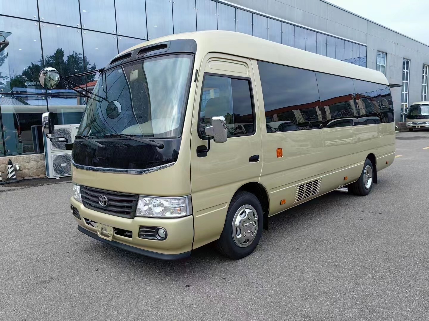 Toyota Coaster 17-seater tourist bus business reception bus gasoline rear drive 4×2 manual transmission