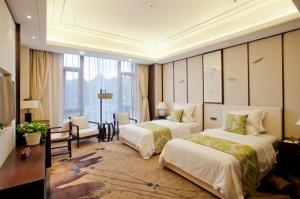 China Commercial Modern Hotel Bedroom Funiture Sets / Hotel Guest Room Furniture factory