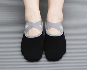 China Beautiful Low Cut Ballet Yoga Socks , Quick Dry Non Slip Yoga Socks Customized Logo factory