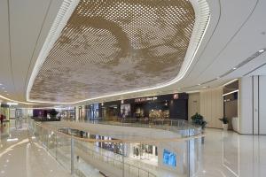 China 2.5MM PVDF Coating Luxury Gold Metal Ceiling Panels For Shopping Mall Commercial Building factory