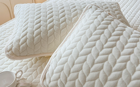 Single Bed Coral Velvet Bedspread with Lace Padding Anti-Static Cotton Flannel Bed Skirt