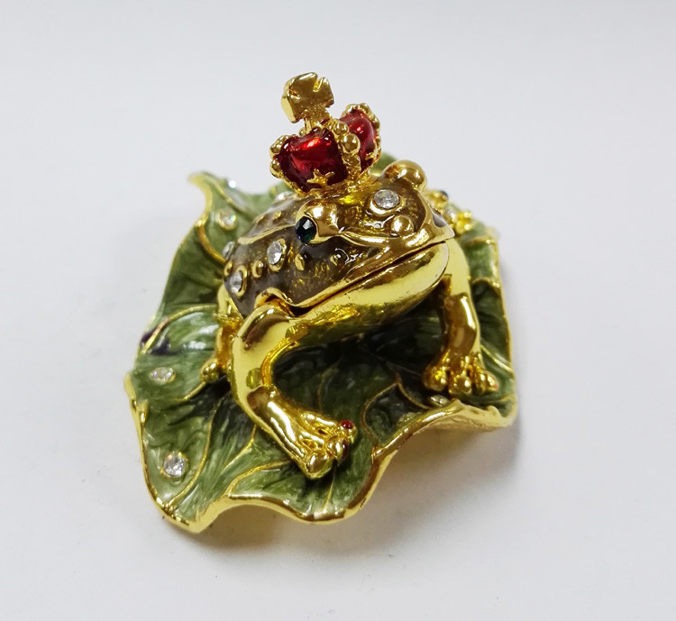 Leaves the frog shape trinket box with rhinestone for lovely jewelry box