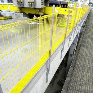 Sloped Surface Edge Protection Barrier With Adjustable Leg Extensions