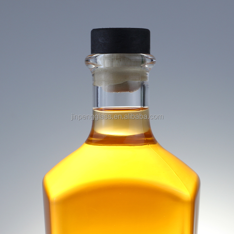 700 ml Square Gin Bottle with Cork Finish and Thick Bottom Made of Extra Flint Glass