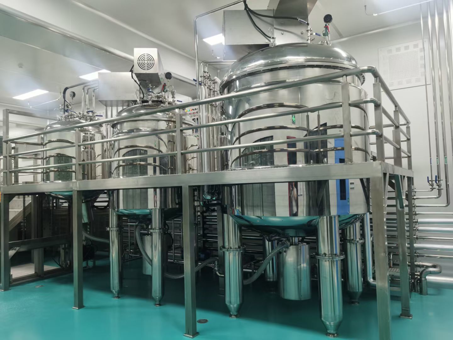 China Fixed Liquid Cosmetics Vacuum Emulsifying Mixer Machine 3000L factory