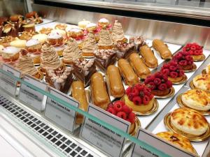 China Compact Bakery Shelves Bread Display Corrosion Resistant Easy Cleaning factory