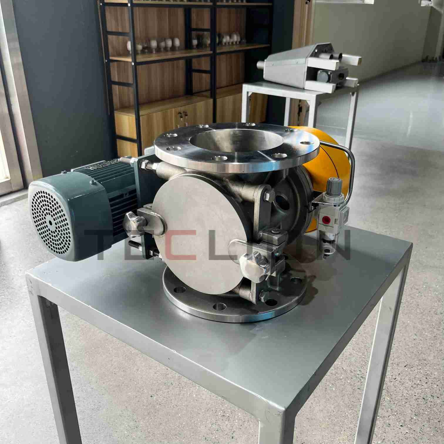 Exposed bearing stainless steel inlet rotary airlock feeding valve
