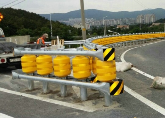 Yellow Red EVA Filled Safety Roller Barrier High Energy Absorption And Low Reaction 5