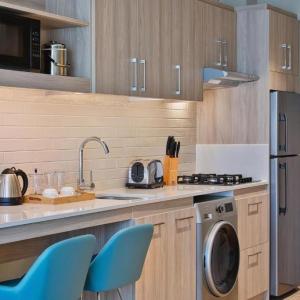 China Hotel Mini Kitchen Cabinet Sets Modern Wood Custom Design Kitchen Furniture Apartment Use factory