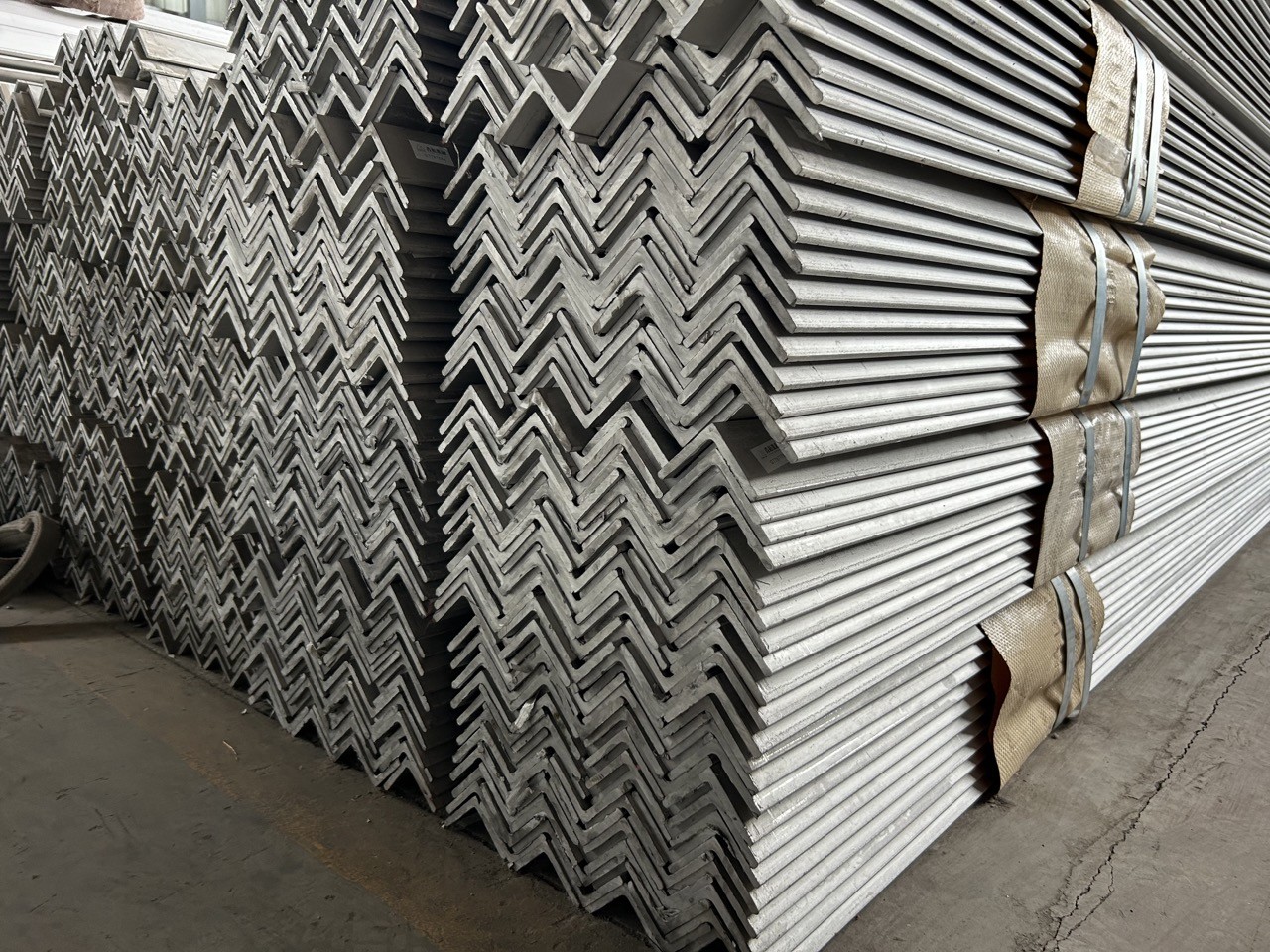 L Polished Stainless Steel Angle Bar 5.8m Hot Rolled JIS For Building Beams