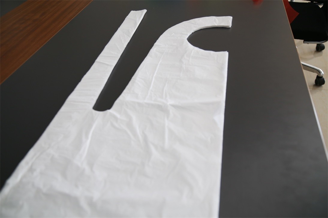 LDPE / HDPE Disposable Plastic Aprons Flat Pack On A Roll Single Use Dust Proof