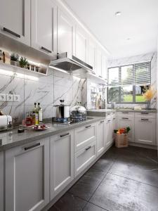 China Customized Walnut Modern Solid Wood Kitchen Cabinets For Apartments factory