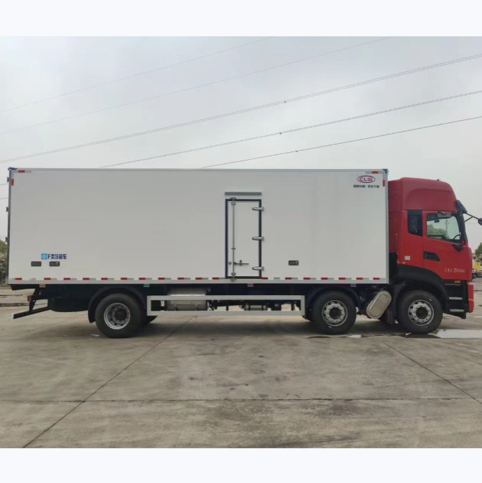 Dongfeng 6x4 Van Truck Refrigerated With 245 HP Engine 20 Ton Loading Capacity