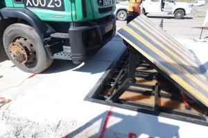 China Impact Tested Heavy Duty Surface Mounted Road Blocker Hydraulic Wedge Barrier factory