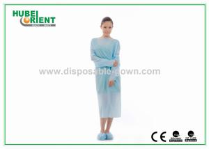 China 35-65g Fluid Resistant Disposable Medical Use CPE Protective Gowns With Thumb Cuffs For Hospital factory