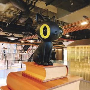 China Fadeless Wooden Cat Sculptures Statues With Black And Yellow Color factory