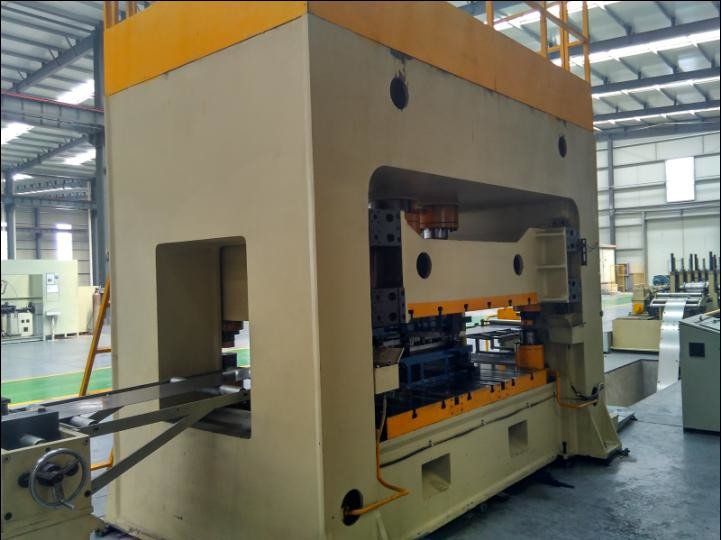 Anti - Collision Beam Steel Roller Forming Machine With High Punching And Arc Bending Precision