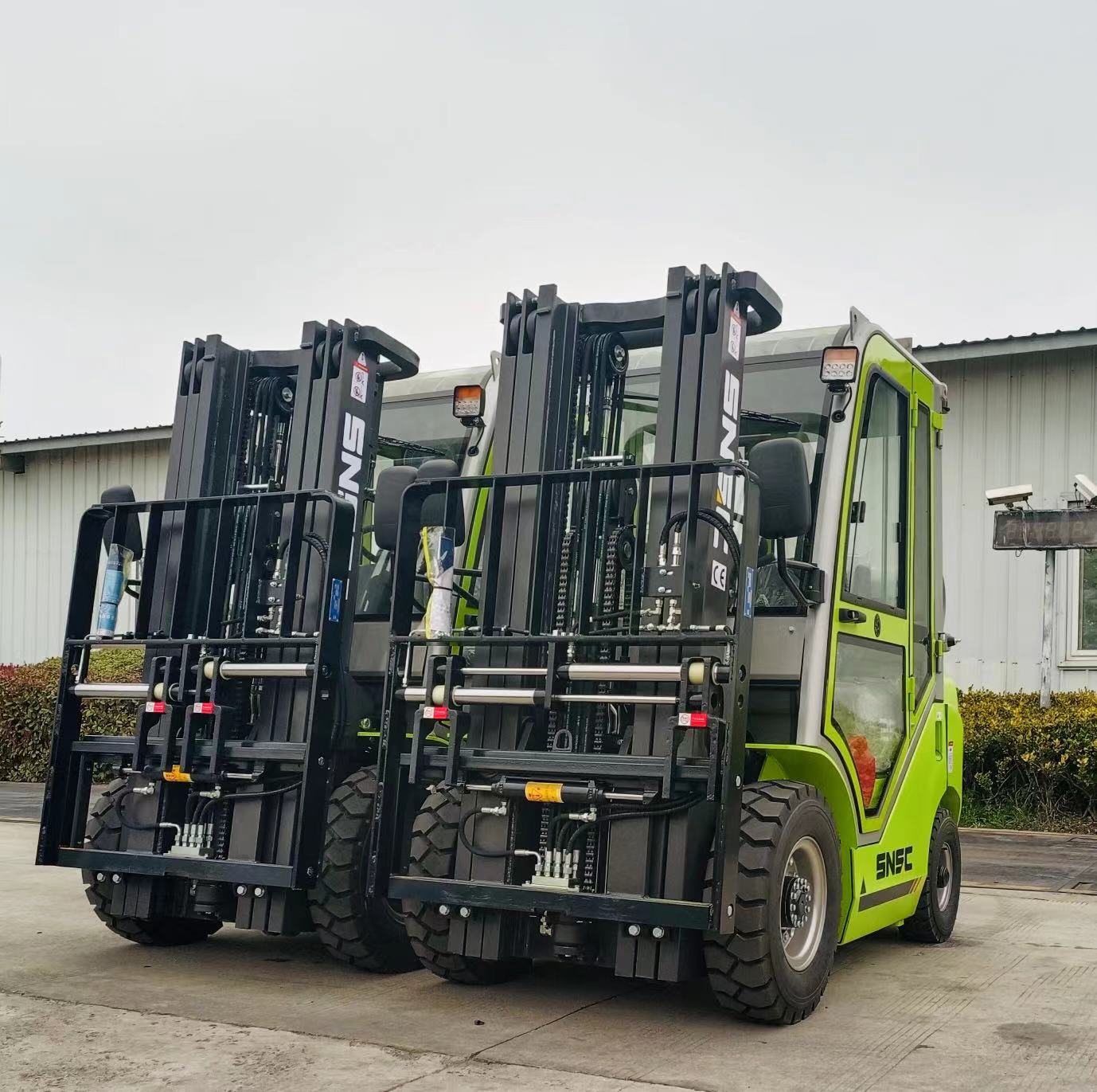 2.5 Ton SNSC LPG Gasolion Forklift With Japanese Engine Triplex 4.5 Meters Mast