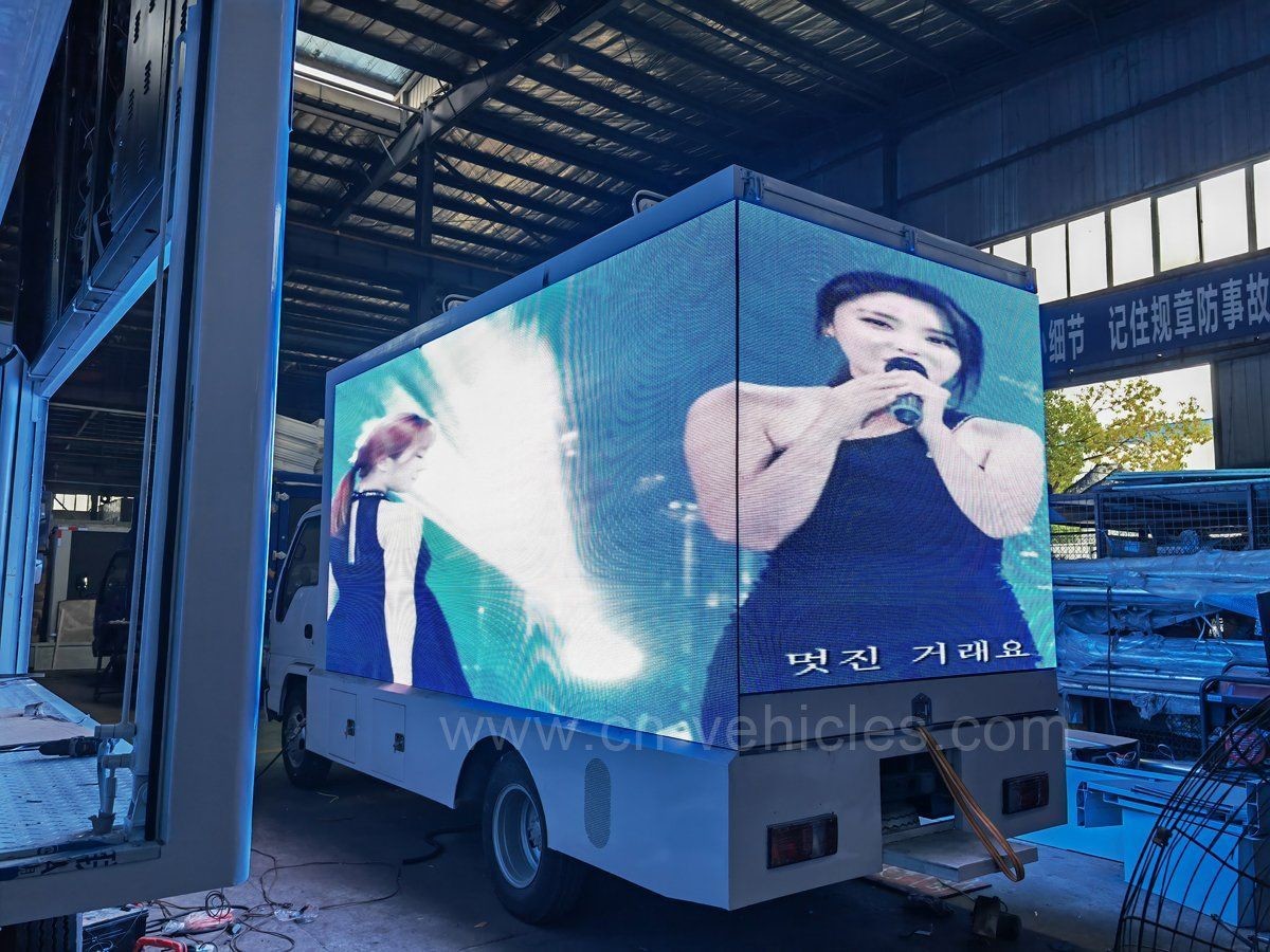 Isuzu LED Advertising Vehicle And Display Truck , Mobile LED Billboard