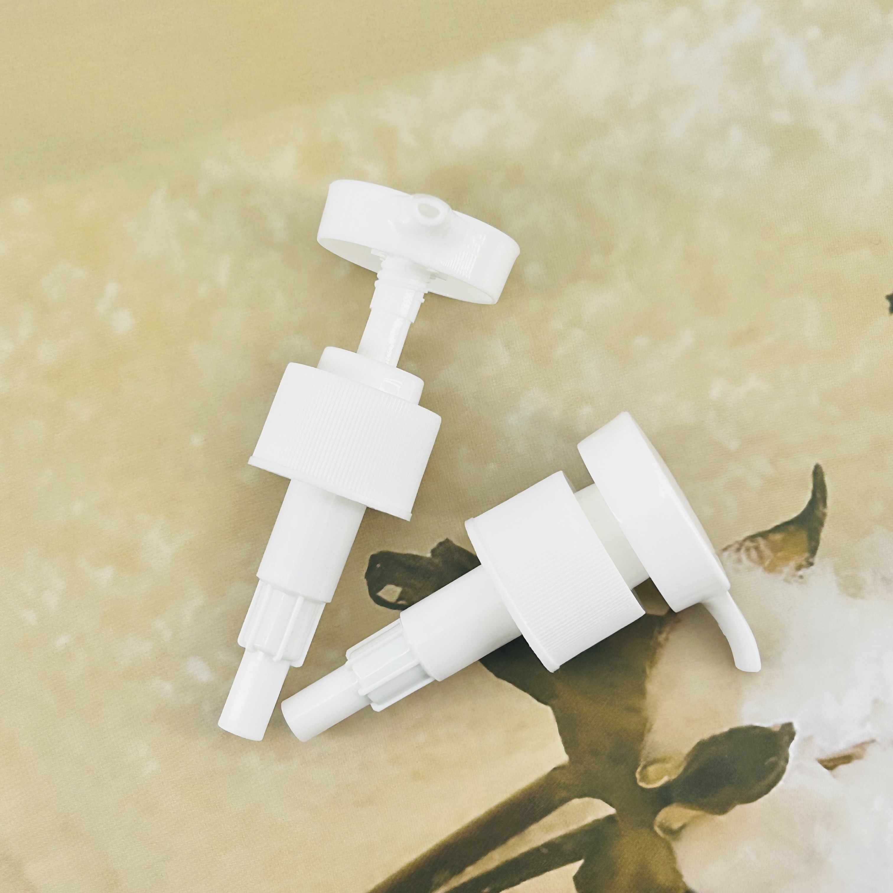 28mm 28/410 Round Lotion Dispenser Plastic Shampoo Conditioner Soap Screw Pump
