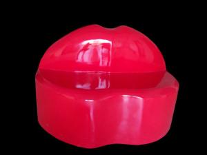 China Hotel mall deco lip shape red fiberglass chair statue as functional furniture factory
