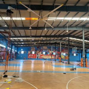 China 5Pcs Blade Industrial HVLS Ceiling Fan For Factories AC Powered Brushless DC Motor factory