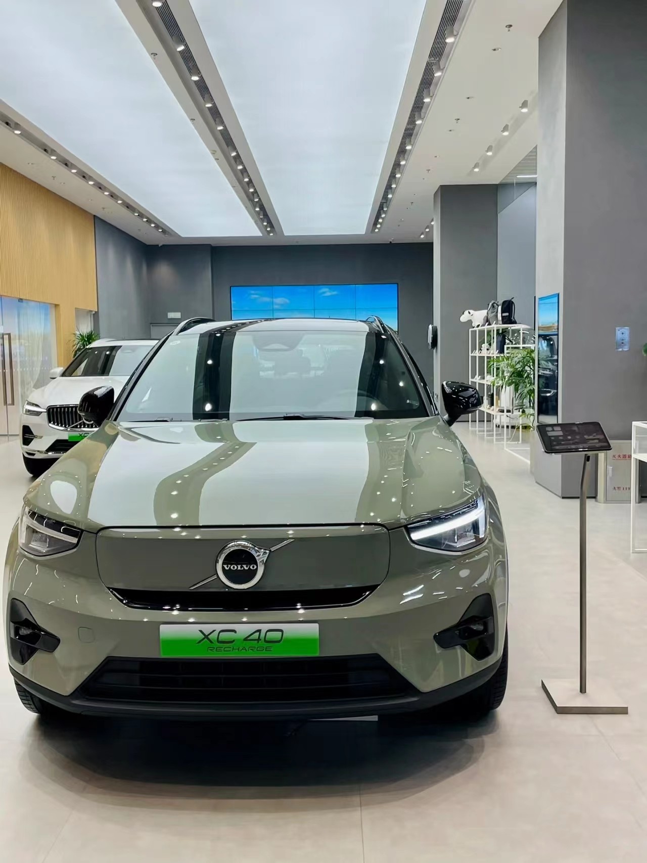 660N.m Maximum Torque Pure Electric 2023 VOL-VO XC40 RECHARGE AWD Long Range EV Car 180km/h Speed 78kWh Battery Power 420km