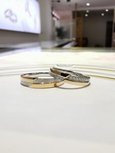 China Double Color Mosaic Geometric 9g 18k Gold Wedding Rings factory