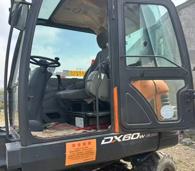 Pre Owned Doosan Wheel Excavator DX60W Total Transport Width 2000mm