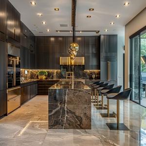 China Custom Modern Style Solid Wood Kitchen Cabinets Luxury Kitchen Cabinets Set factory