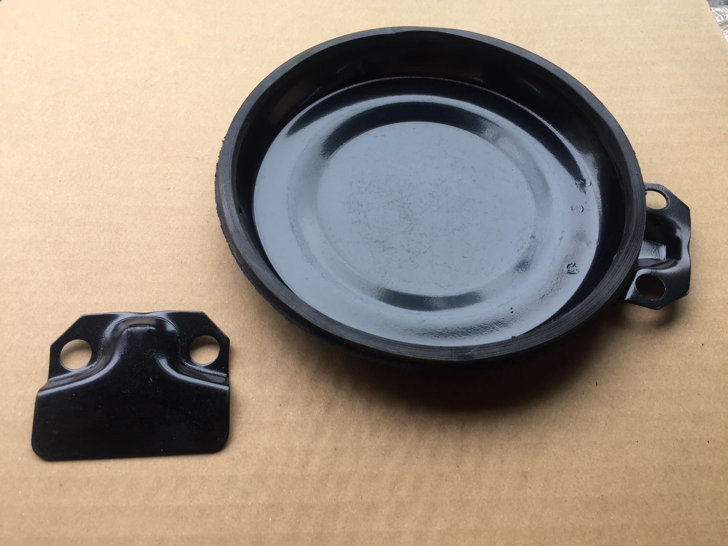 1513870132 Trunnion Shaft Cover ISUZU Auto Parts For CXZ51K Black Dish Shape