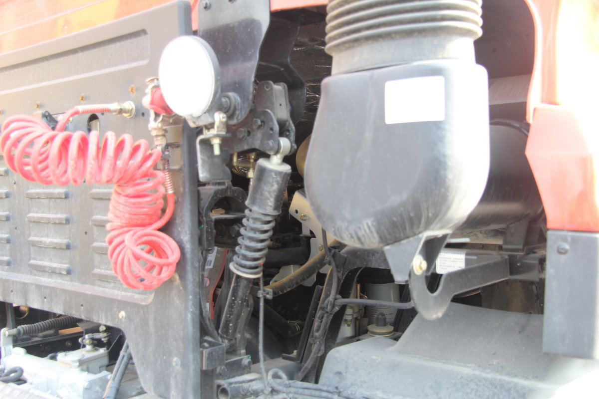 8.9 L Emission Dongfeng 340hp Prime Mover 6*2 Tractor Head for Commercial Truck Trailers