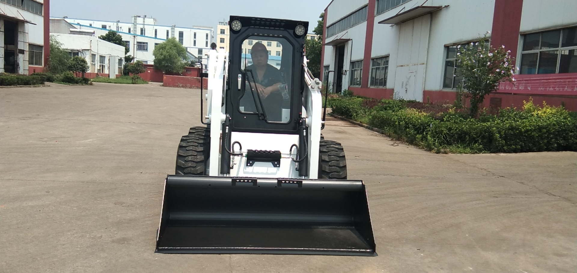 55 kw Skid Steer Loader SNSC 1050 kg The Perfect Combination of Power and Efficiency