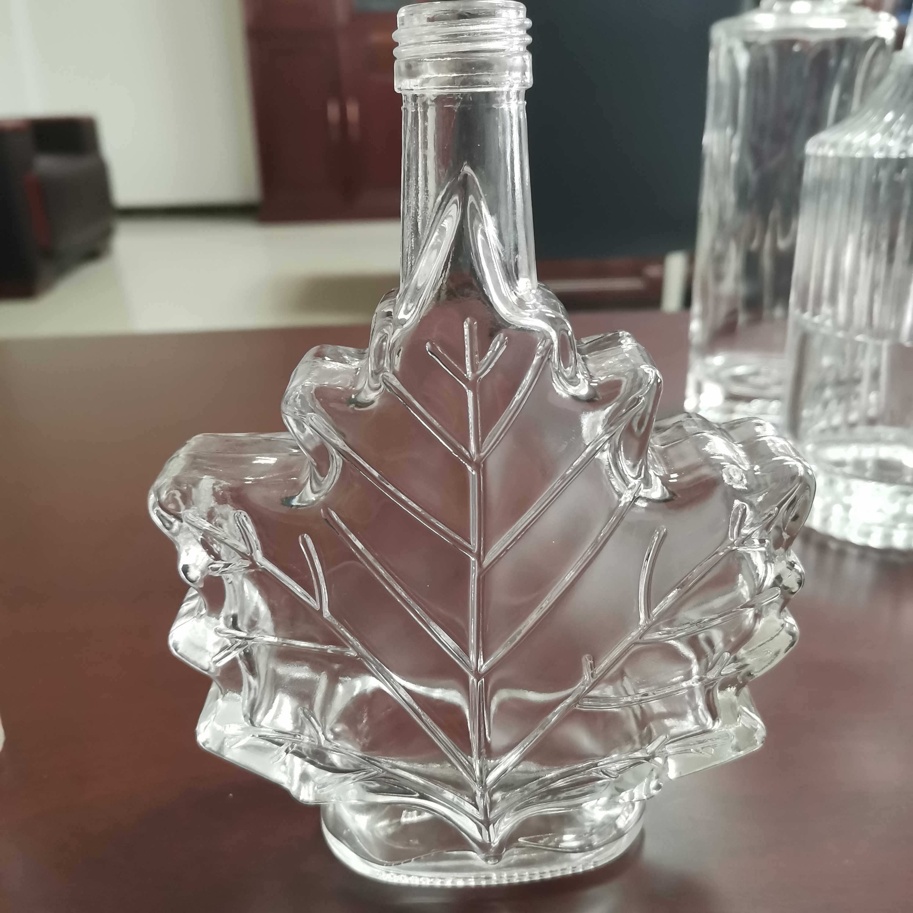 High Borosilicate 25cl Leaf Shape Spirit Glass Bottle With Screw Cap