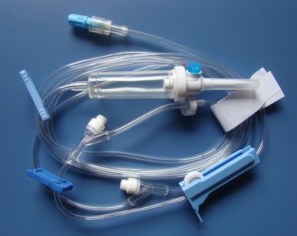 China Flexible Disposable Infusion Set Kink Resistant Drip Set Cannula With Tube Clamp factory
