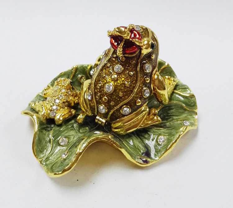 Leaves the frog shape trinket box with rhinestone for lovely jewelry box