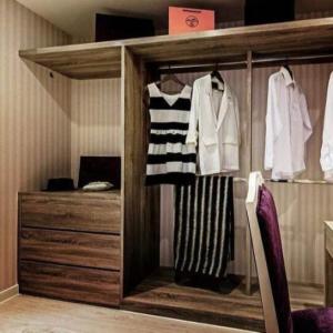 China Farmhouse Wooden Walk In Closet Melamine Board Wardrobe OEM factory