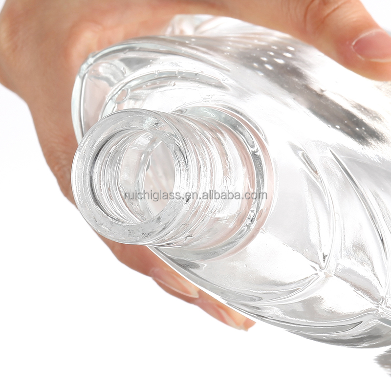 Hot Stamping 700ml White Glass Bottle for Customized Design of Vodka Whisky Gin