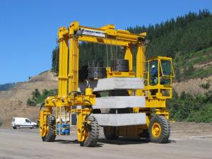 China High Efficiency Mobile Gantry Crane Carries Large Stone Molds factory