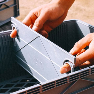 Hands demonstrating how the SIDIO dividers work to create compartments