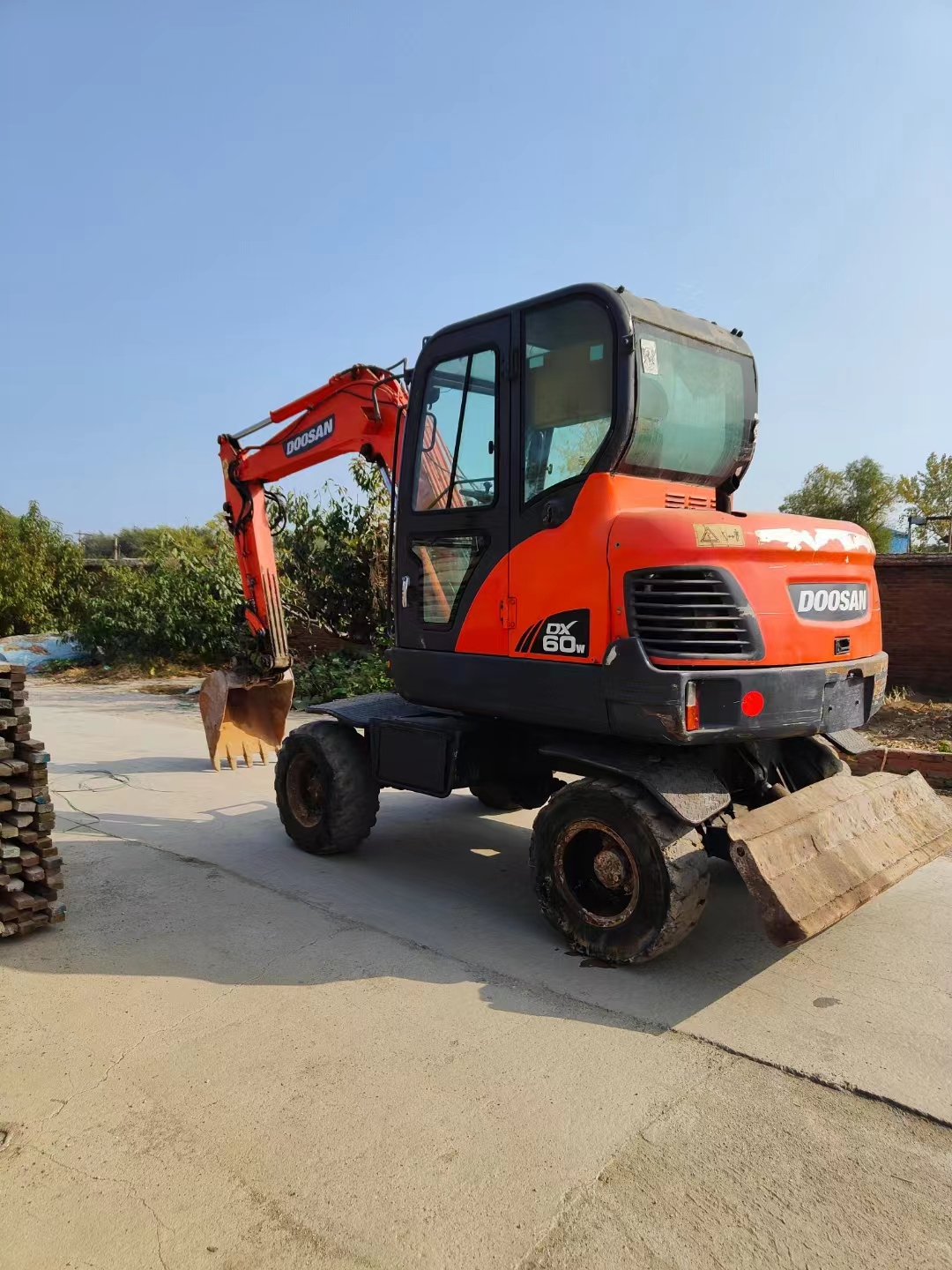 6000 KG Doosan Dx60 Second-hand Wheeled Excavator with and Original Hydraulic Valve