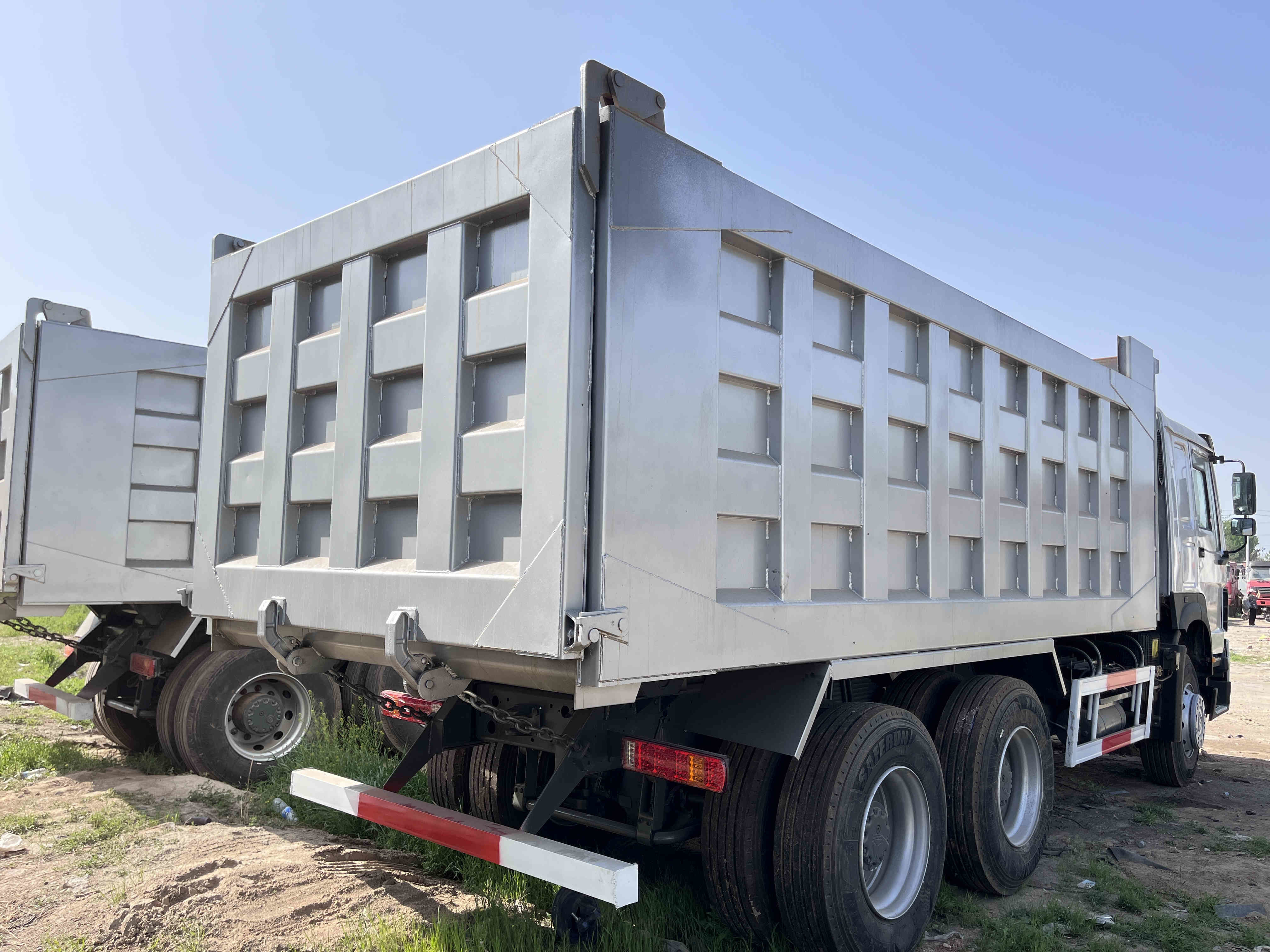 Used Howo Trucks 8 Meters 380hp 6 Cylinders Diesel Engine EURO III 10 Wheels 6×4 Howo Dump Truck ZZ3257