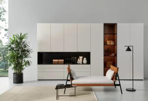 China Bespoke White Lacquer Wardrobe with Display Shelves Custom Bedroom Closet factory