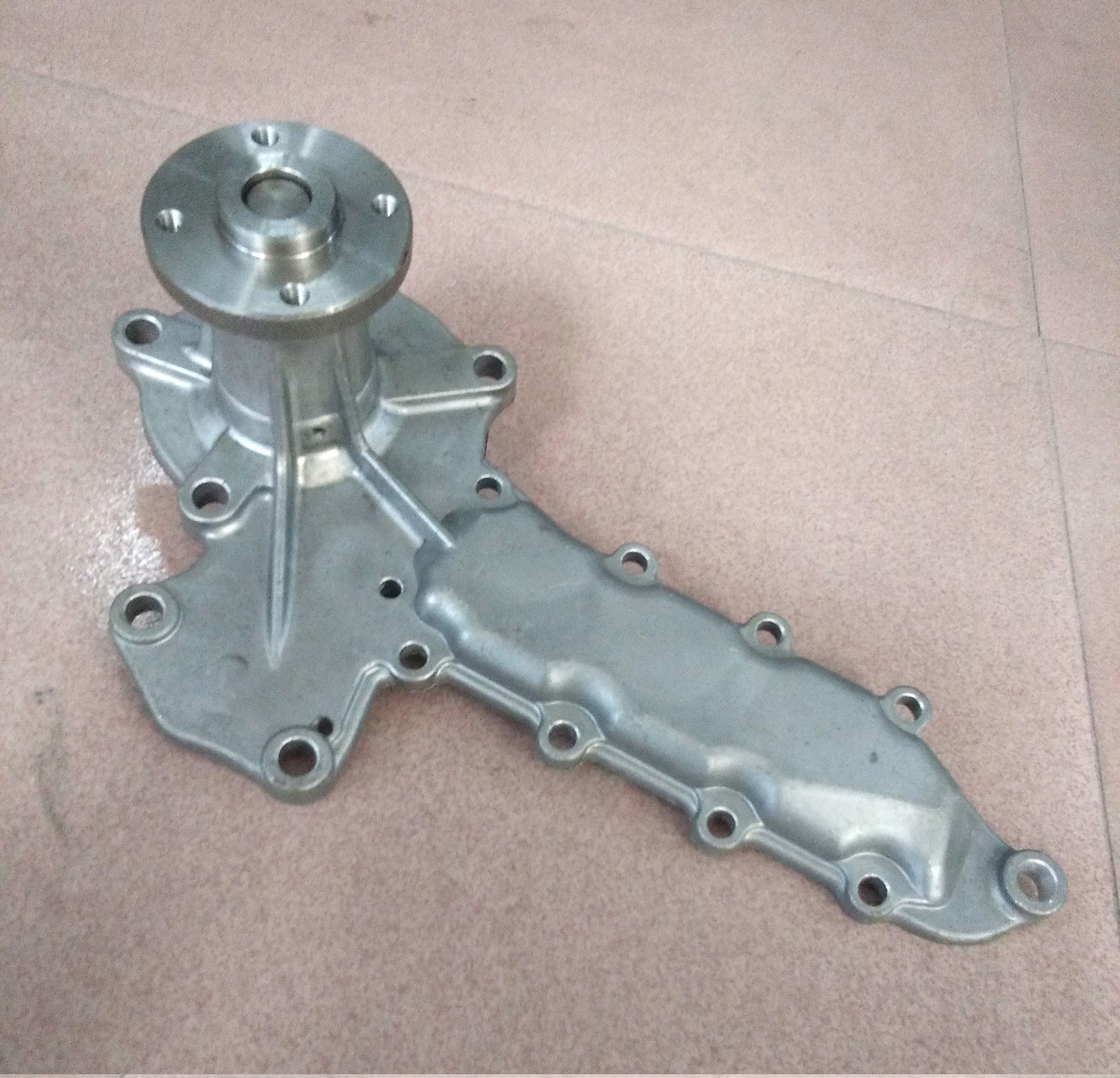 V2403 V2203 Kubota Engine Water Pump 1A051-73032 1A051-73035 V2403 18