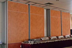 China Hotel Wooden Acoustic Rolling Wall Partition With Sliding Doors factory