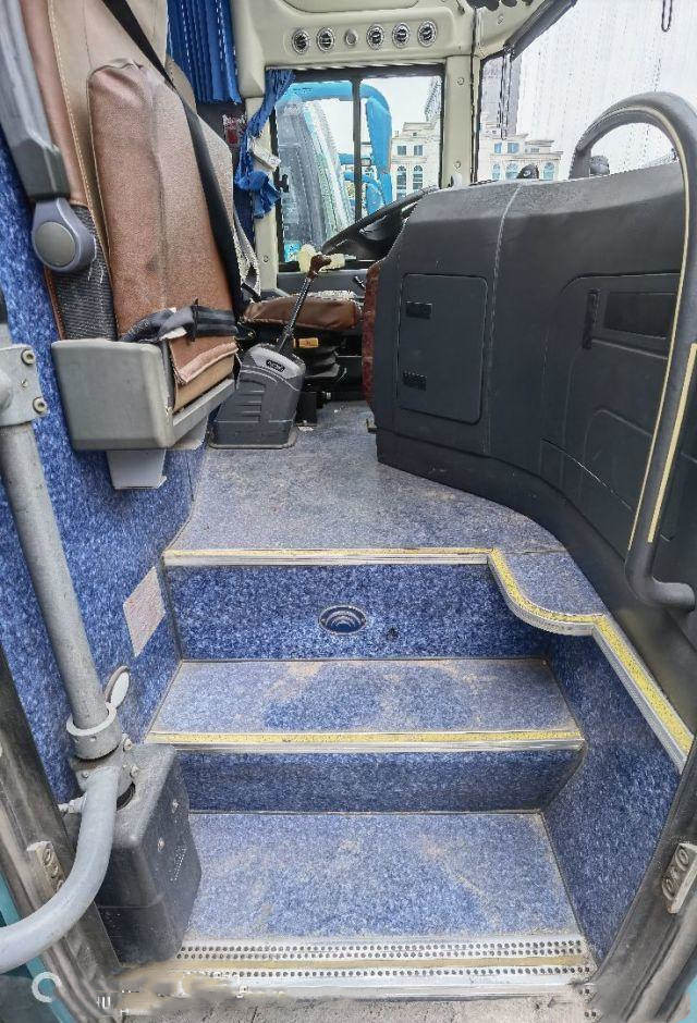 First Class Right Hand Drive Yutong Bus ZK6122H 51 Seater Rear Engine Coach Luxury