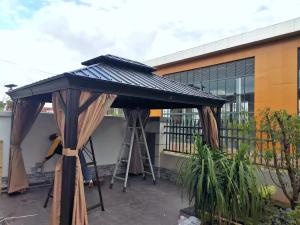 China Multifunctional Pergola Hardtop Furniture Patio Metal Roof Aluminium Outdoor Gazebo factory